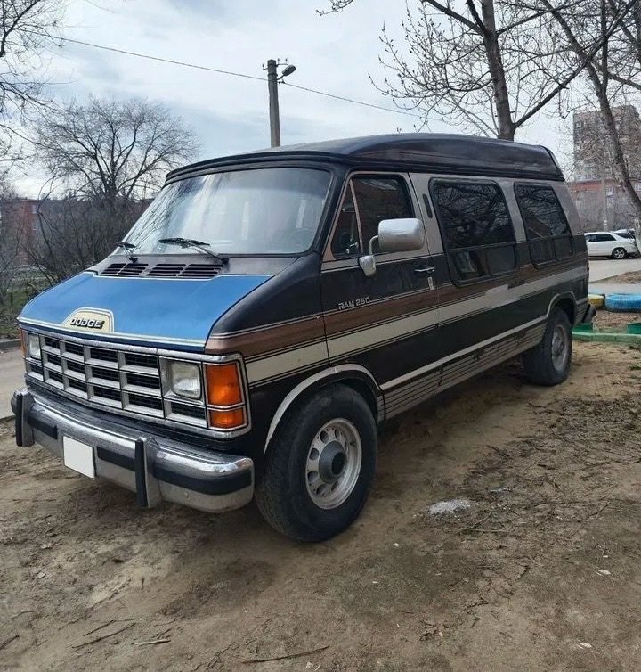 Dodge Ram Van 5.2 AT