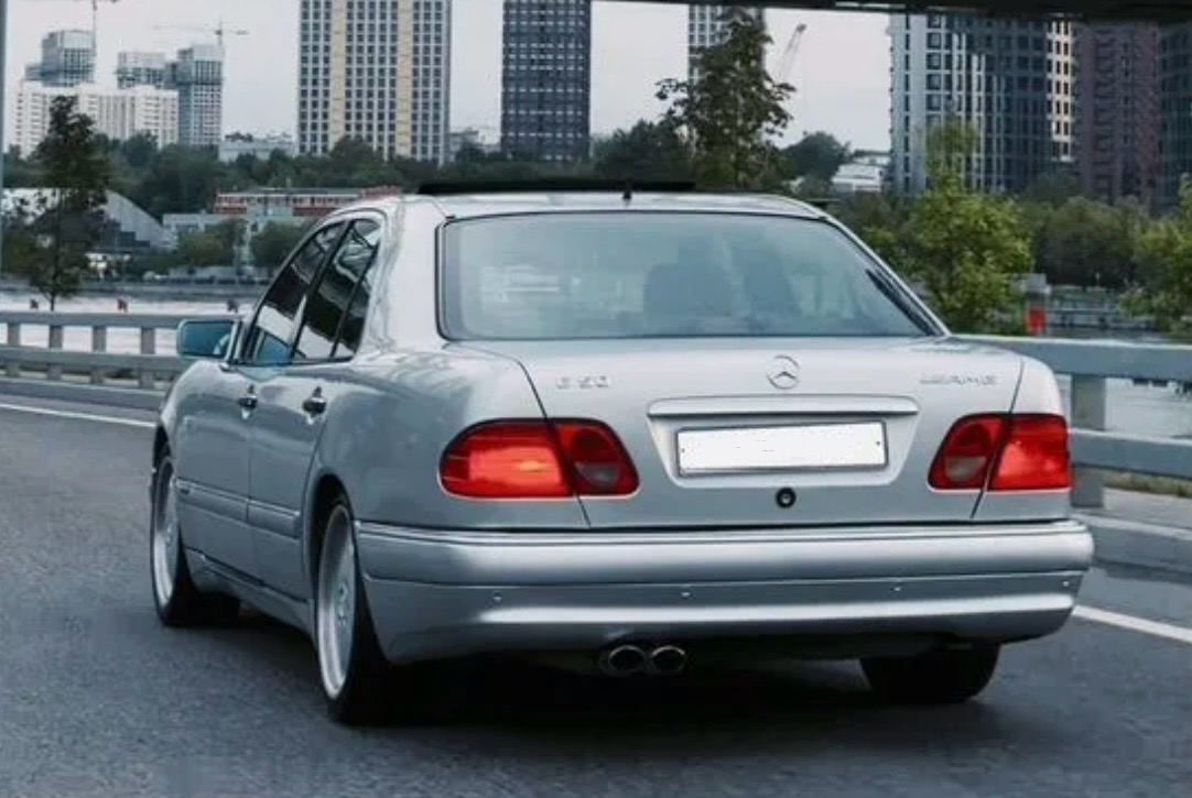 Mercedes-Benz E-класс AMG 5.0 AT — фото 4