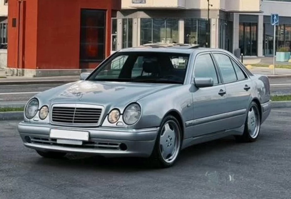 Mercedes-Benz E-класс AMG 5.0 AT — фото 2