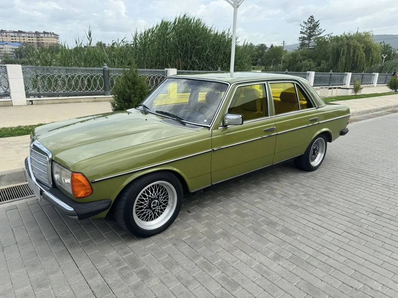Mercedes-Benz W123 2.3 MT